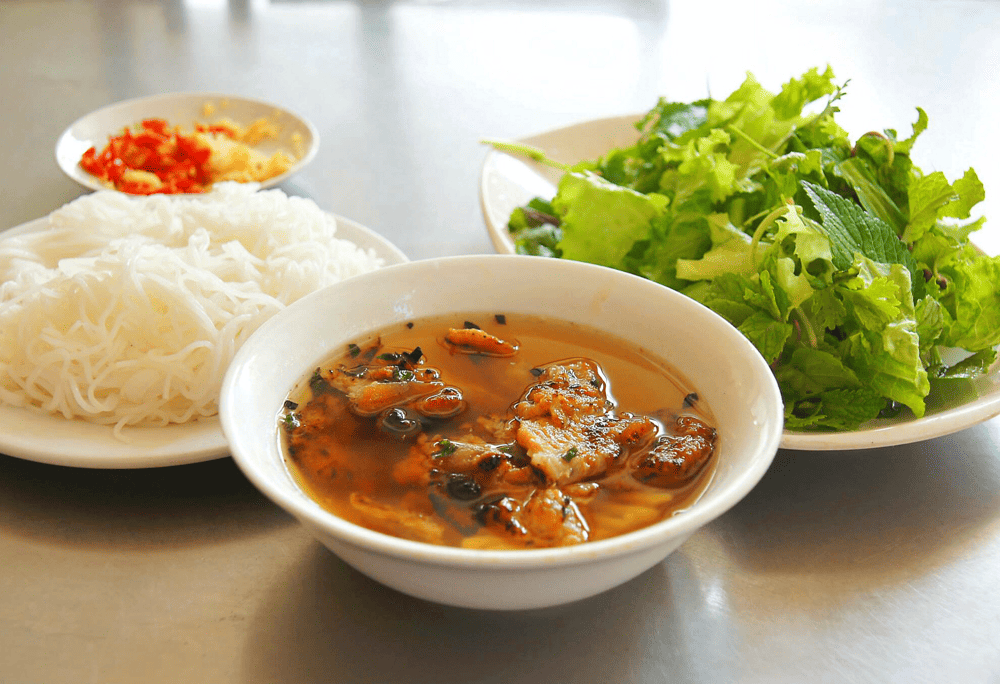 Bun Cha Hanoi consists of aromatic grilled pork, fresh vermicelli noodles, herbs, and a tangy-sweet dipping sauce (Source: Canva)