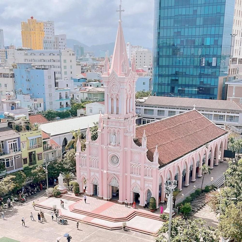 The cathedral is located near many famous tourist attractions in Da Nang