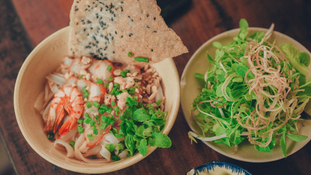 Mi Quang is freshly prepared on-site with chewy noodles, savory broth, and a variety of tempting toppings (Source: Pexels)