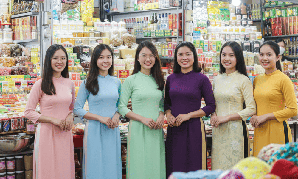 For those looking to create a personalized ao dai or bring home a unique piece of Vietnamese fashion, this floor is not to be missed