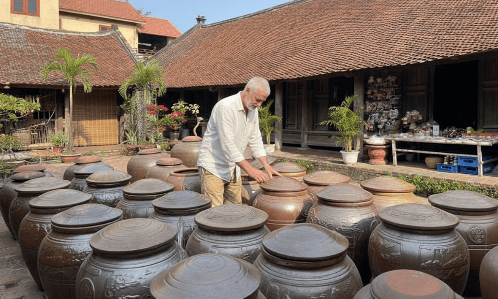 Learn about the traditional fermented soy sauce of Duong Lam, a specialty of the village