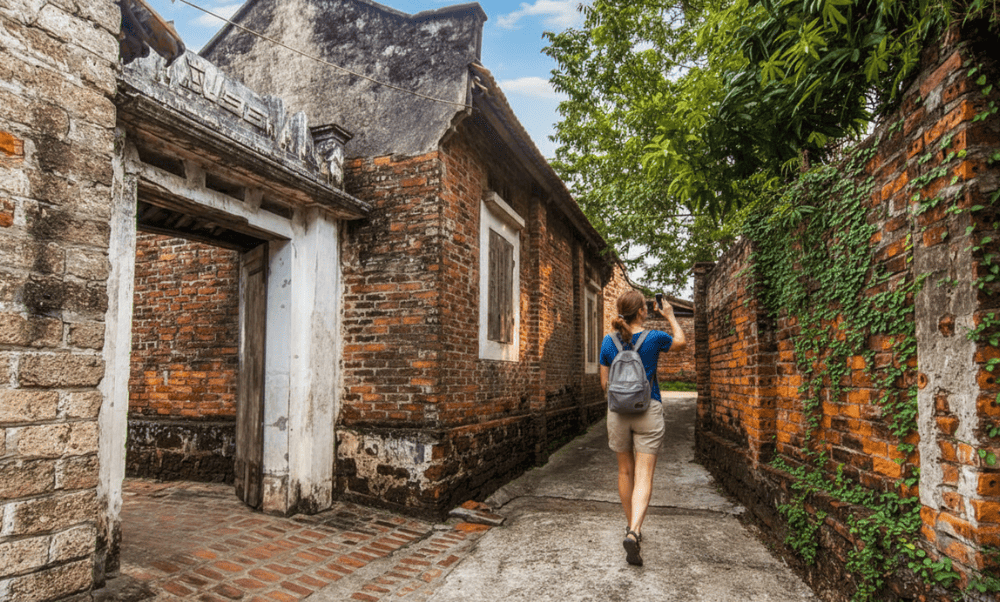 One of the most charming aspects of Duong Lam is its network of narrow, winding cobblestone streets, lined with centuries-old laterite brick walls