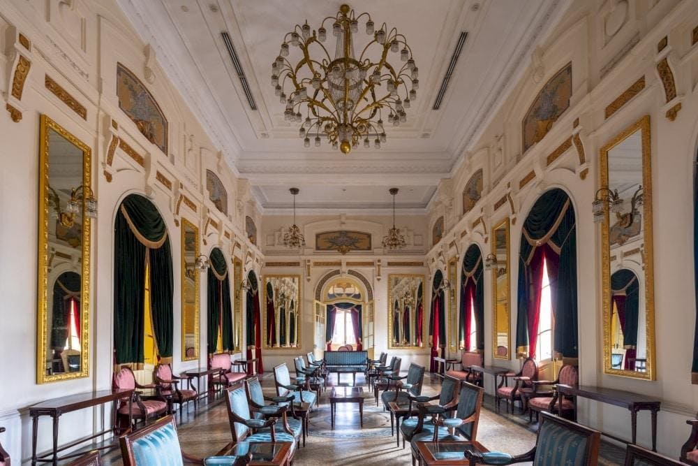 The Mirror Room, a lavishly decorated space with grand chandeliers and elegant mirrors (Source: NOTES/ Triệu Chiến)