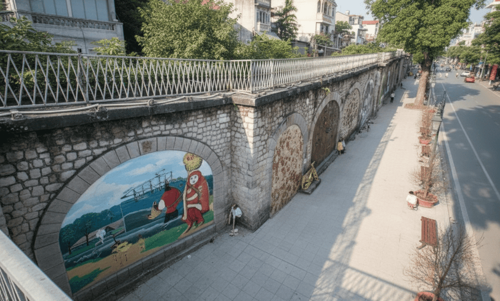 The mural paintings along the street reflect the simple, rustic life of old Hanoi
