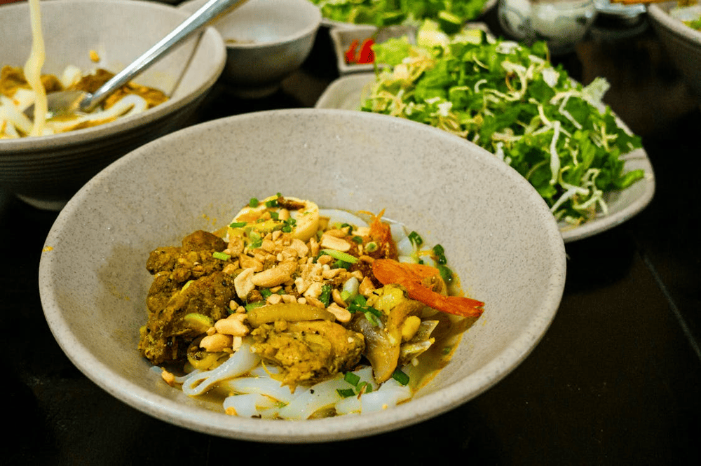 Food aficionados can't miss out on Quang noodle during your visit to Hoi An night market (Source: Pexels)