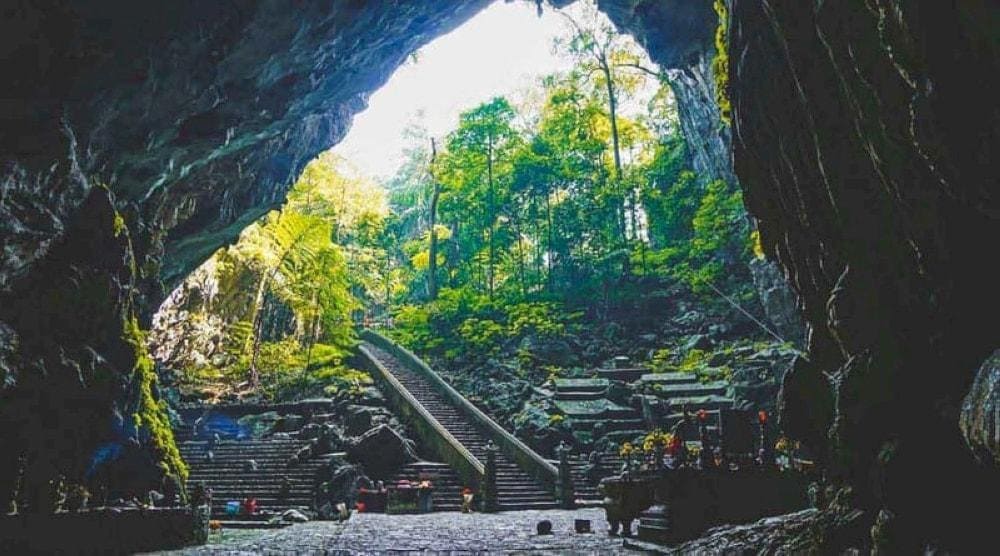 Huong Tich Cave is considered the spiritual heart of the pagoda, embodying the connection between the human world and the divine