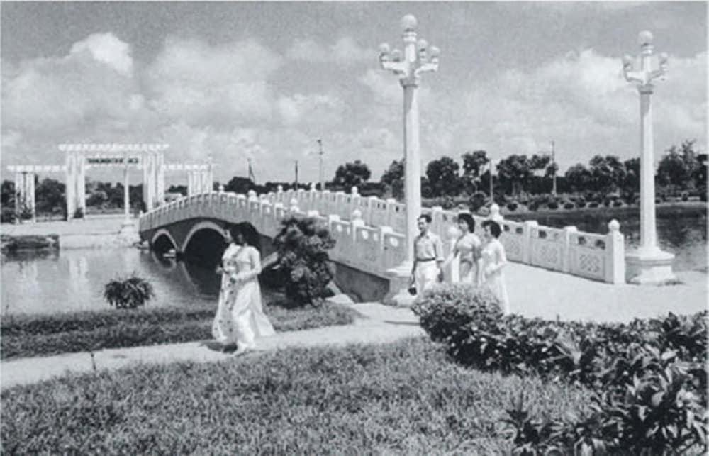 An old picture of Thong Nhat Park - which has always preserved its charm
