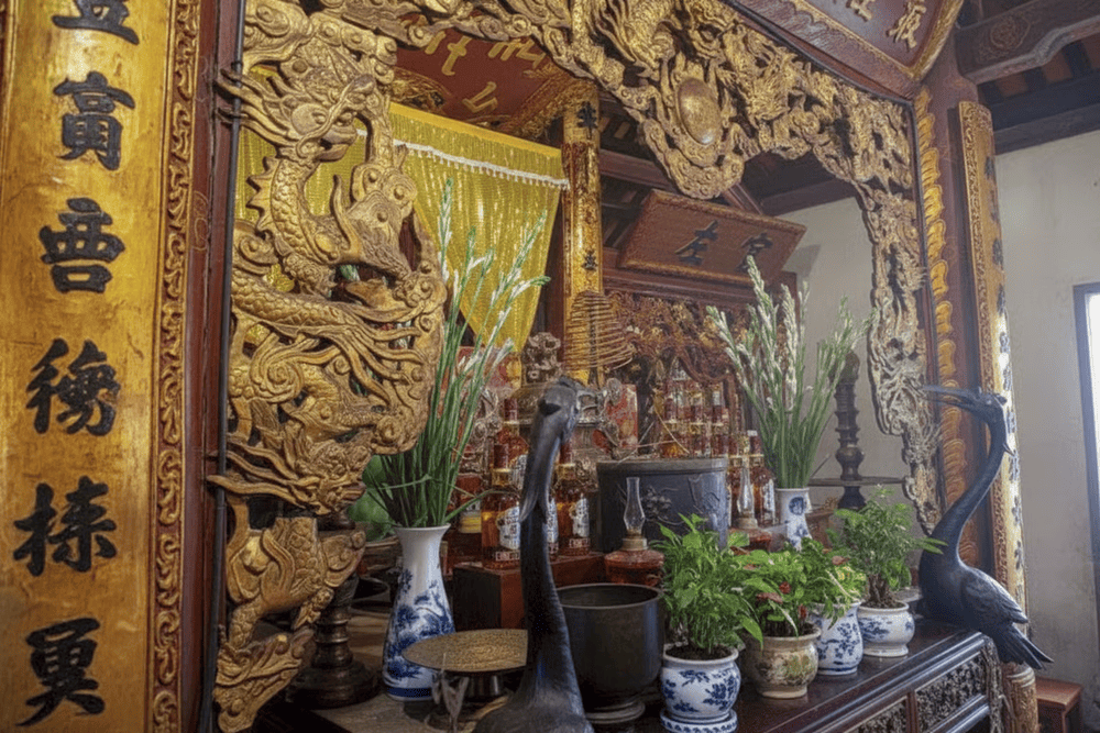 Prince Linh Lang's statue stands tall, exuding dignity and righteousness