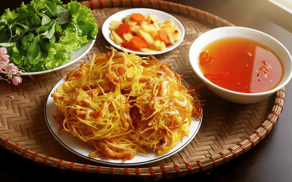 Tôm tươi bọc lớp bột vàng ruộm, giòn rụm, ăn kèm nước chấm chua ngọt