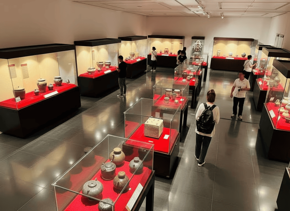 Du khách chú ý không chạm tay vào hiện vật khi tham quan