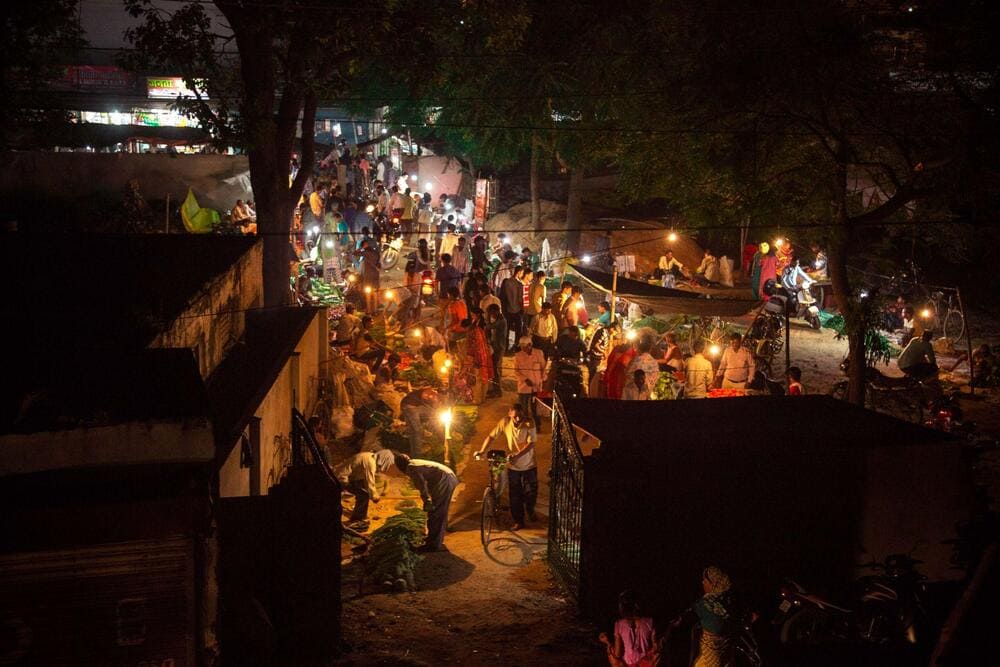 Tiểu thương tất bật nhập hàng, những người khuân vác làm việc không ngừng nghỉ và các xe chở nông sản nối đuôi nhau ra vào chợ (Nguồn: Freepik)