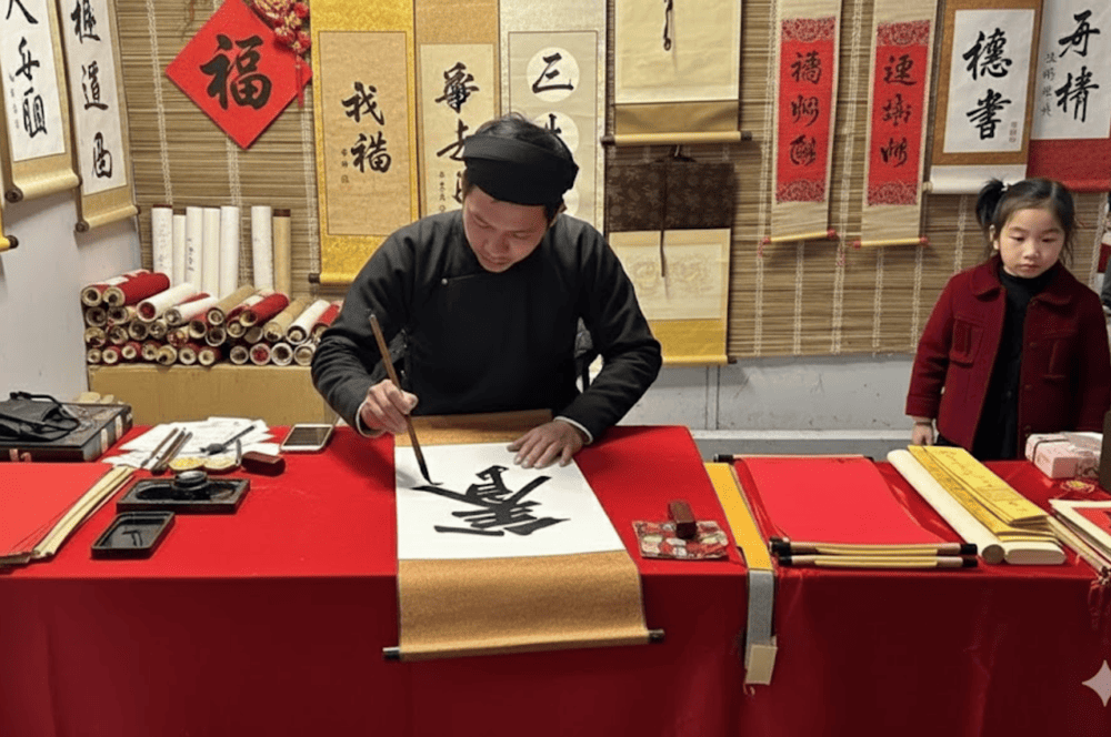 Các hoạt động tâm linh và văn hóa tại đền Quán Thánh tạo nên không gian đầy chiêm nghiệm cho du khách (Nguồn: Internet)