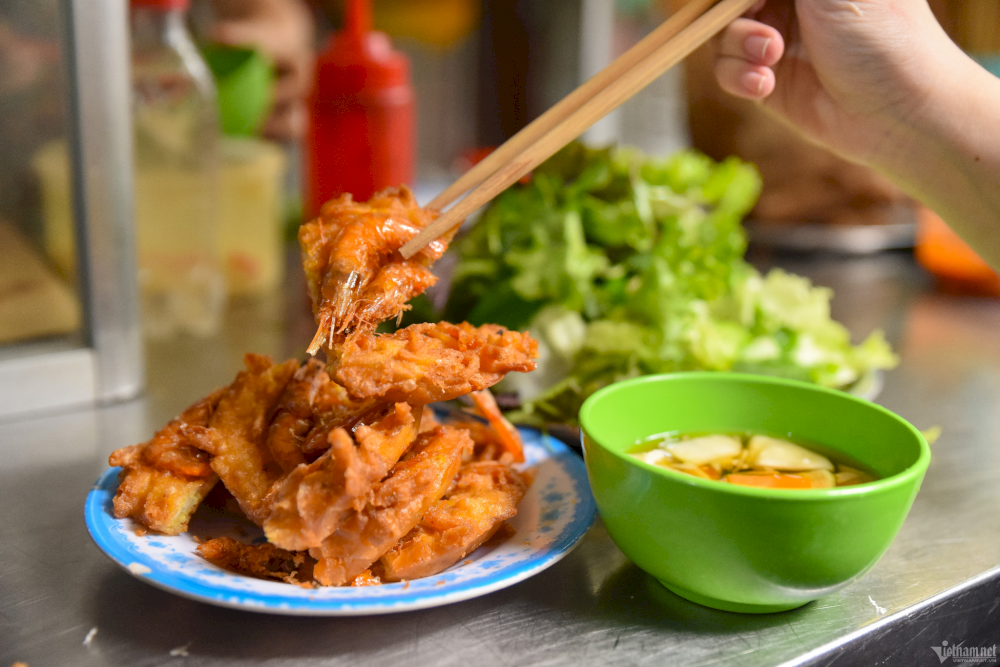 암부인 새우케이크는 바삭바삭하고 황금빛으로 새콤달콤한 딥소스를 넣고 먹는다