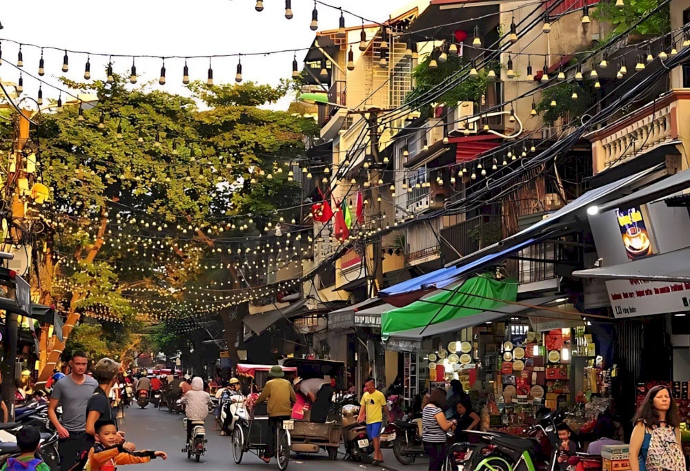 Hanoi Old Quarter is bustling with many souvenir shops, cafés, and restaurants