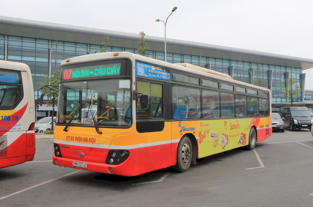 There are several bus stops located near the Hanoi Opera House