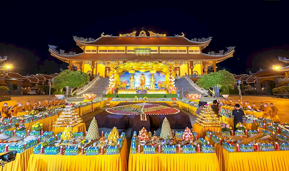 Ba Vang Pagoda shines with vibrant colors during the festival days 