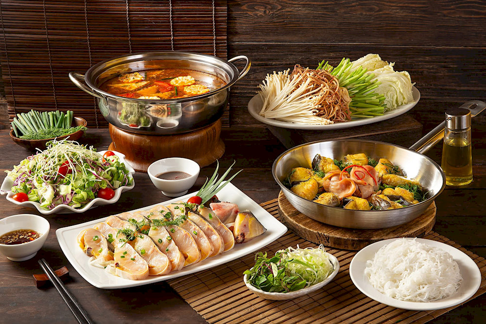Enjoy the full Cha Ca Vi Xua experience with a flavorful combo featuring grilled turmeric fish, fresh salad, and rich bagridae hotpot