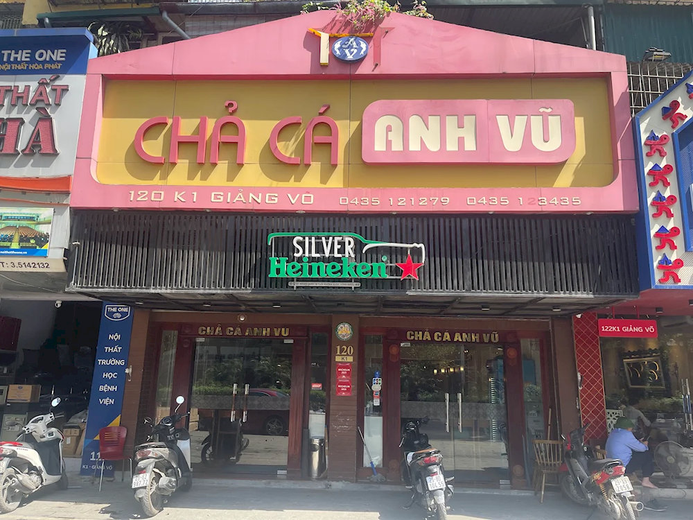 The restaurant has a spacious space, with two main red and yellow tones, inspired by the Vietnamese national flag
