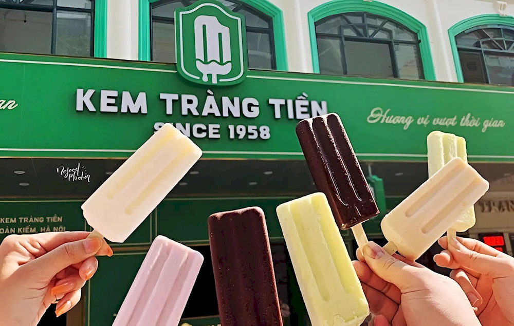 Over time, Kem Trang Tien became a symbol of Hanoi’s street food culture, attracting both locals and tourists