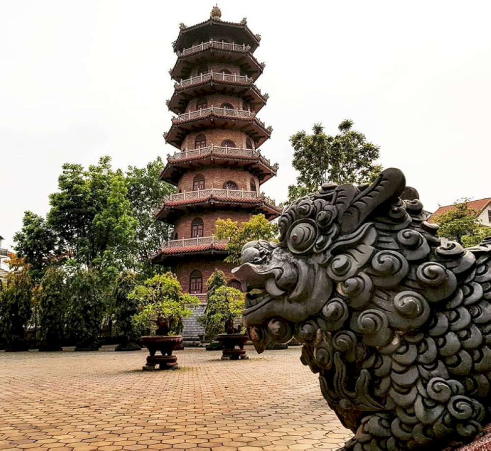 The An Ton Tower is a symbol of Tu Dam Pagoda