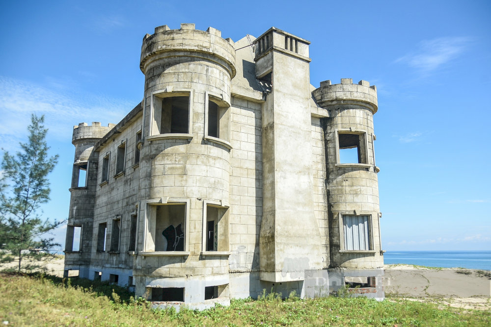 If you love mysterious and abandoned places, you can take stunning photos at this castle in a deserted resort near An Bang Beach