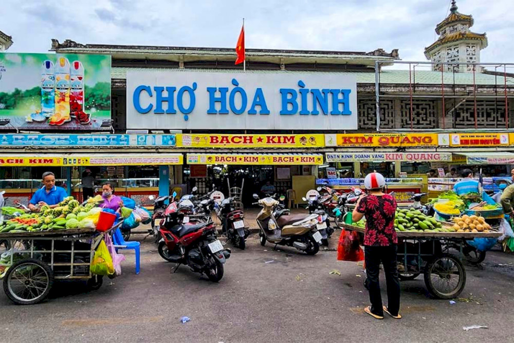Hoa Binh Market is an appealing destination for visitors where you can taste authentic Cantonese cuisine 