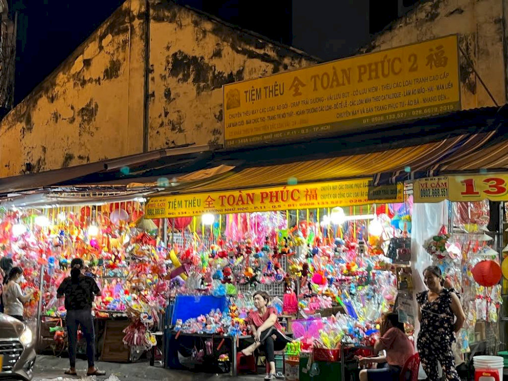 The vibrant and festive atmosphere on Luong Nhu Hoc Street during Mid-Autumn Festival