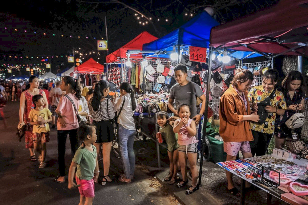 Son Tra Night Market with over 100 local stalls selling goods along the street 