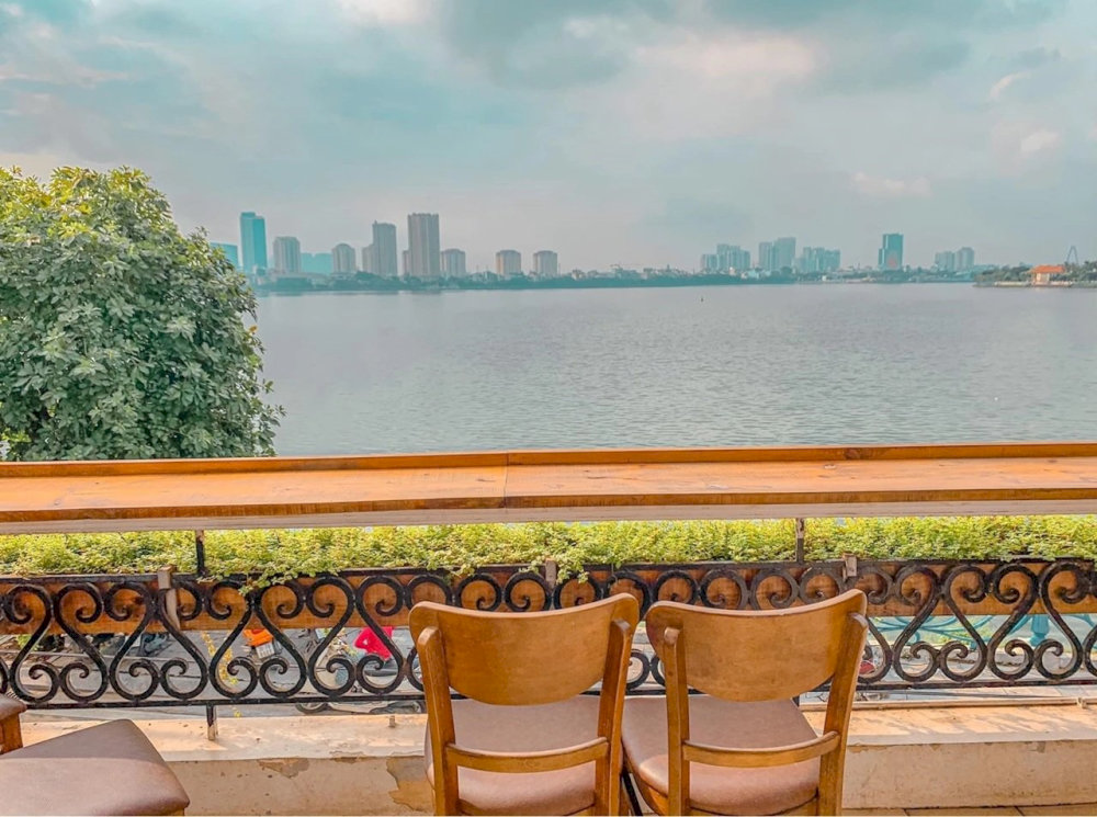 An ideal spot for visitors to relax and enjoy the city views while swimming 