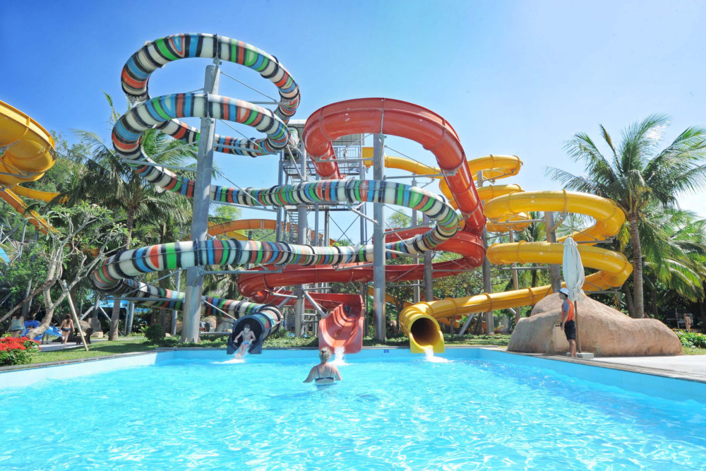 It’s an excellent spot for a relaxing outing with friends and family, combining fun activities with the beauty of the lake's surroundings