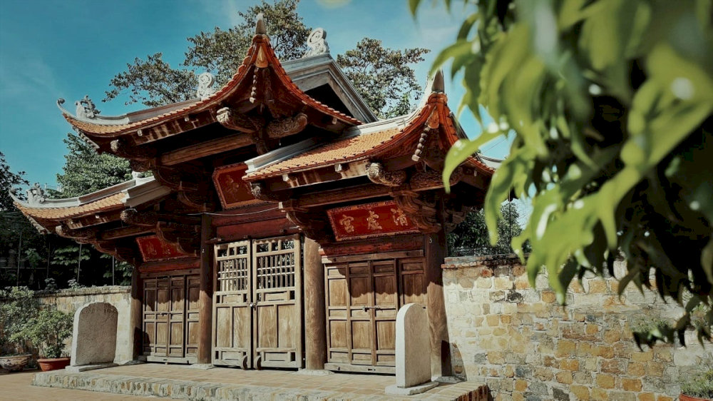 The ancient temple located right in the center of West Lake
