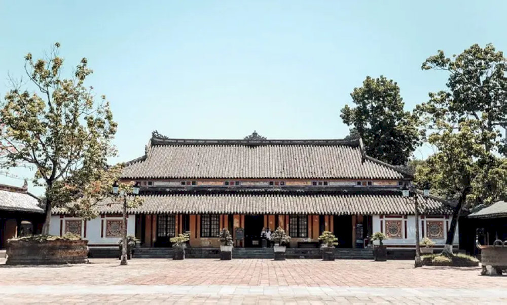 Visitors to the Can Chanh Palace today can appreciate its grandeur and explore its well-preserved interior, offering a rare insight into the private world of the royal family