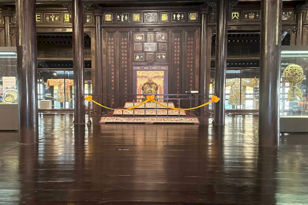 Two poems are exquisitely engraved and inlaid with mother-of-pearl on the wooden panels of the temple walls 