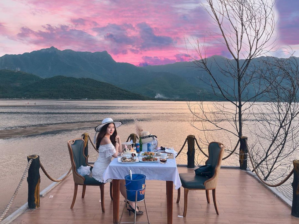 Whether you're snacking on grilled oysters under a bamboo roof or enjoying a sunset dinner with mountain views, Lap An Lagoon offers an unforgettable culinary experience