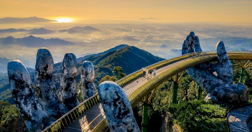 The vibrant image of the Golden Bridge with its giant hands 