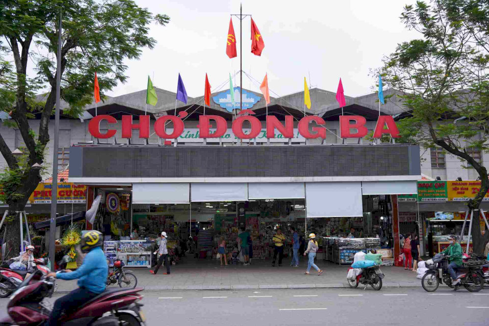 Dong Ba Market is a place where visitors can find a variety of souvenirs and local specialties