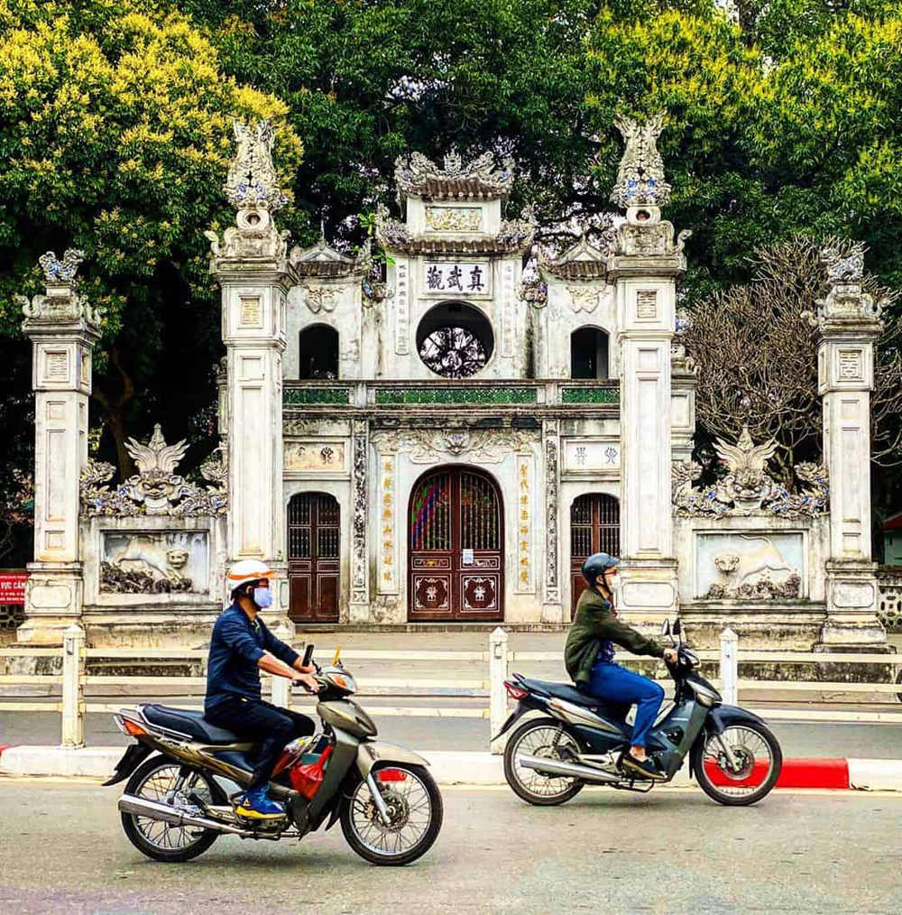 Mặt đường Thanh Niên khá rộng